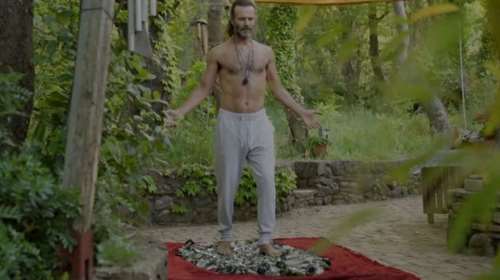 Θανάσης Ευθυμιάδης: Περπάτησε σε σπασμένα γυαλιά με γυμνά πόδια [Βίντεο]