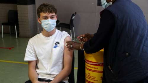 Πράσινο φως από το FDA για τρίτη δόση Pfizer σε 16χρονους και 17χρονους