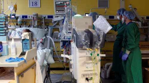 Επιστήμονες ΕΚΠΑ: Κατά 70% μεταδοτικότερο το νέο στέλεχος - Προκαλεί έως 4.000 μεταλλάξεις