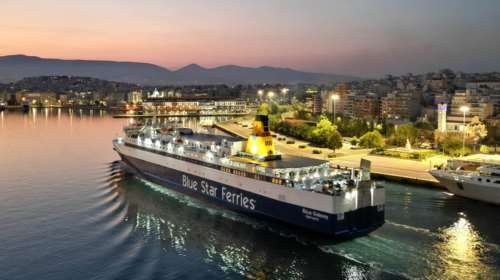 Στο λιμάνι του Πειραιά επιστρέφει το πλοίο &quot;Blue Galaxy&quot; λόγω μηχανικής βλάβης