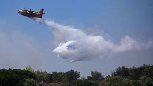 Φωτιά στα Μέθανα: Καίει κοντά σε οικισμό - Σηκώθηκαν δύο πυροσβεστικά αεροσκάφη