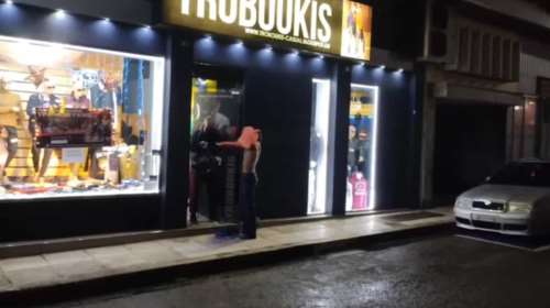 Click away: Ποια παπούτσια; Στο Αγρίνιο δοκιμάζουν ακόμη και... παντελόνια στο πεζοδρόμιο [βίντεο]