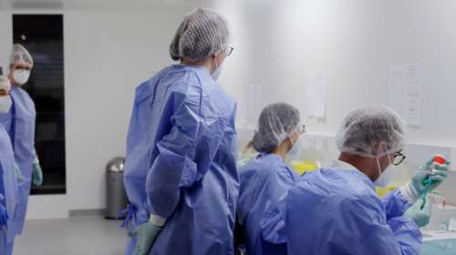 Στον κλοιό της πανδημίας ο κόσμος και το 2021: Ελπίδες με το εμβόλιο αλλά ανησυχία για το τρίτο κύμα - Τι συμβαίνει ανά χώρα