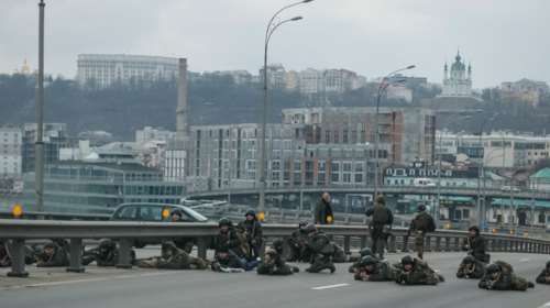 Συγκλονιστική φωτό: Ουκρανοί στρατιώτες περιμένουν τους Ρώσους εισβολείς στο Κίεβο