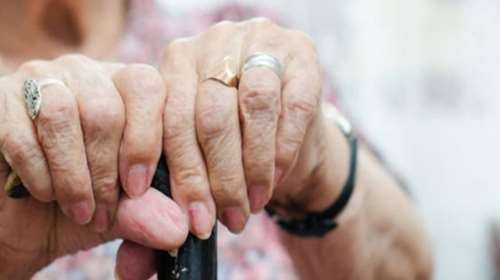 Πάτρα: Αδερφός εναντίον αδερφού - Τον κατηγορεί πως "έφαγε" τα λεφτά της 89χρονης μάνας και την άφησε να καεί ζωντανή