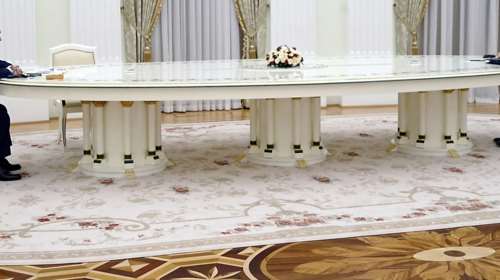 Πόσο κοστίζει σήμερα το διάσημο λευκό τραπέζι του Πούτιν στο Κρεμλίνο– Διακοσμημένο με φύλλα χρυσού [εικόνες]