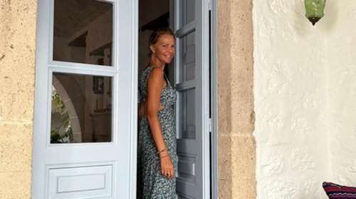 Τζένη Μπαλατσινού: Μαζεύει σταφύλια με τον γιο της, Παναγιώτη Αντώνιο, στην Πάτμο [εικόνες]