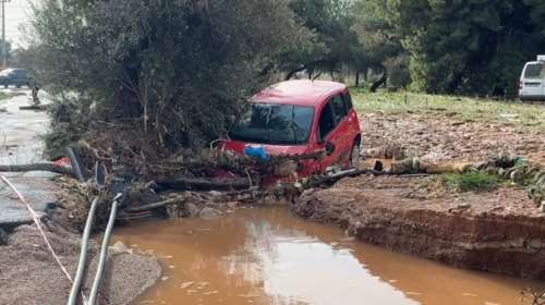 Κακοκαιρία: Εικόνες καταστροφής στη Βάρη - Γυναίκα ανέβηκε σε δέντρο για να μην παρασυρθεί από χείμαρρο