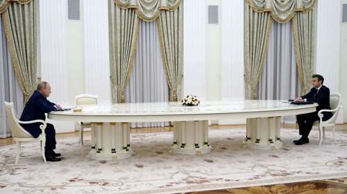 Αποκάλυψη Reuters: Ο Μακρόν έκατσε μακριά από τον Πούτιν γιατί δεν ήθελε να κάνει τεστ κορονοϊού