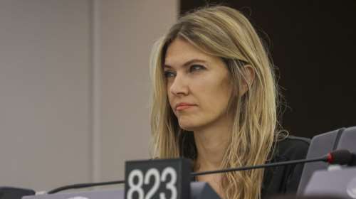 Εντελώς διαφορετική η Εύα Καϊλή: Η σπάνια εμφάνισή της στο Ψυχικό, αφού ψήφισε στις εκλογές του ΠΑΣΟΚ