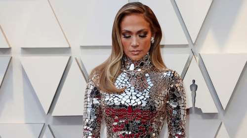 Latin Power: Η Τζένιφερ Λόπεζ ποζάρει με σύνολο ελληνίδας σχεδιάστριας