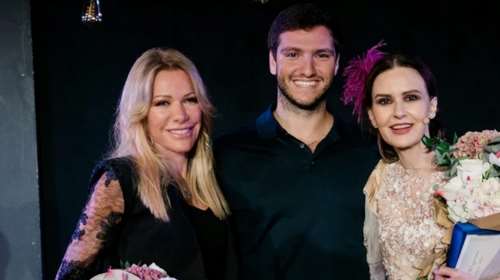 Η σπάνια εμφάνιση της Μαριάννας Λάτση με τον γιο της Φίλιππο Κούρκουλο - Μαυρισμένη, με σιθρού τοπ και μαύρη παντελόνα