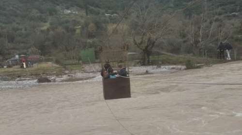 Αιτωλοακαρνανία: Παρέμβαση εισαγγελέα για τη διέλευση μαθητών από τον φουσκωμένο Εύηνο, που έκοψε την ανάσα [Βίντεο]