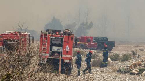 Φωτιές: Μάχη σε τρία σημεία στη Ρόδο - Αναζωπυρώσεις στην Κέρκυρα, διάσπαρτες εστίες σε Κάρυστο και Δερβενάκι