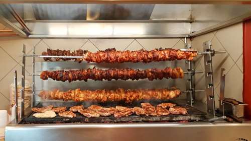 Taste Atlas: Σκληρή &quot;μάχη&quot; ανάμεσα στο κοκορέτσι και το τουρκικό &quot;kokorec&quot; - Ποιο κέρδισε