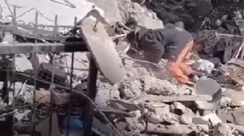 Σεισμός στην Τουρκία: Οι σπαρακτικές φωνές του πατέρα που ψάχνει τις κόρες του στα συντρίμμια [βίντεο]