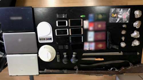 Χειροβομβίδες-καπνογόνα, σπαθί, ναρκωτικά και 4 συλλήψεις σε κτίριο στα Εξάρχεια (φωτο)