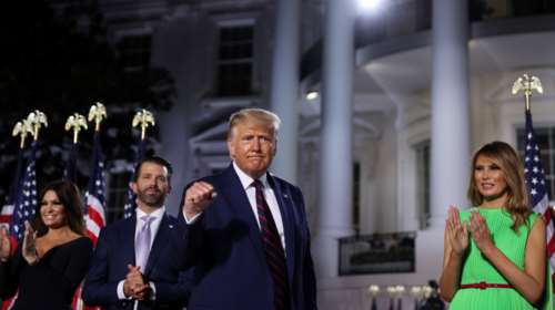 Παραλήρημα Τραμπ με κιτς σόου έξω από το Λευκό Οίκο: &quot;Είμαι ο καλύτερος πρόεδρος για τους Αφροαμερικανούς&quot; [εικόνες και βίντεο]