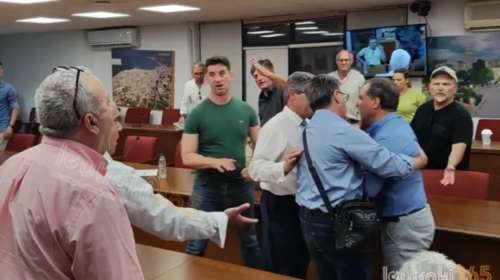 Ενταση και βρισιές στο δημοτικό συμβούλιο Κορίνθου - Παραλίγο να πιαστούν στα χέρια [βίντεο]