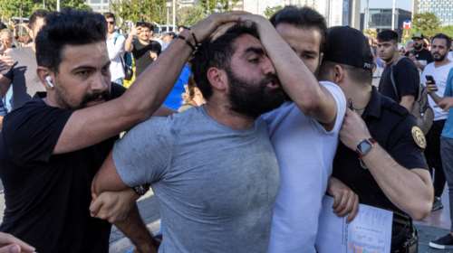 Τουρκία: Άγρια επεισόδια στην Ταξίμ - Συγκρούσεις με την αστυνομία σε διαδήλωση κατά του Ερντογάν στην Κωνσταντινούπολη