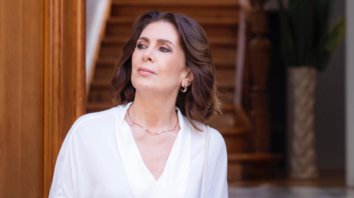 Κατερίνα Διδασκάλου: To casual look της 61χρονης με τζιν, λευκό πουκάμισο και cropped καρό σακάκι