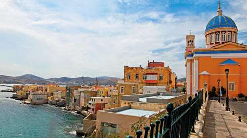 Σύρος: Εκεί που σμίγει η νεοκλασική αρχοντιά με τη νησιώτικη απλότητα [βίντεο]