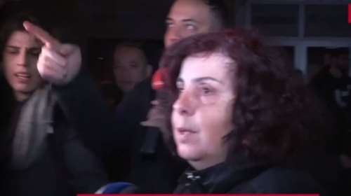 Σύγκρουση τρένων στα Τέμπη: Η συγκινητική στιγμή που μια μάνα βλέπει σώα την κόρη της [Βίντεο]