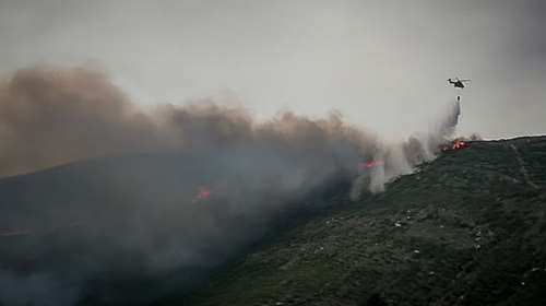 Σε εξέλιξη φωτιά στην Λευκάδα - Επιχειρούν και εναέρια μέσα