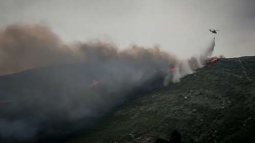 Τρίκαλα: Φωτιά σε πλαγιά στα Στουρναρέικα - Επιχειρεί ελικόπτερο