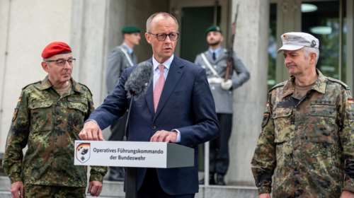 Μερτς: &quot;Δεν πρέπει να θεωρούμε την ασφάλειά μας δεδομένη&quot; - Τριβές για την υποχρεωτική στράτευση στη Γερμανία