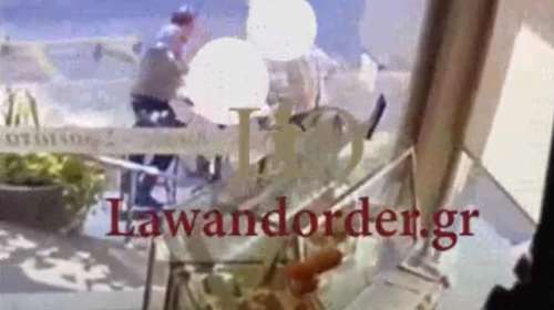 Επίθεση με ματσέτα στου Ζωγράφου: Βίντεο ντοκουμέντο με τον 54χρονο να μαχαιρώνει με μανία τα θύματά του