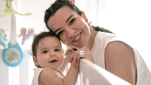 Νικολέττα Ράλλη: Φόρεσε το ίδιο ολόσωμο μαγιό με την κόρη της - Η υπέροχη φωτογραφία στην πισίνα