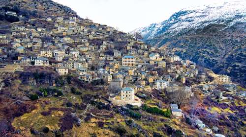 Το πανέμορφο ελληνικό χωριό που υπόσχεται μαγικά Χριστούγεννα