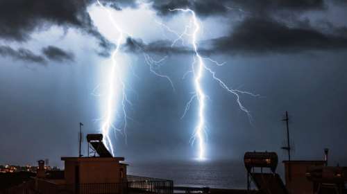 Κακοκαιρία EVA: Επικίνδυνα φαινόμενα το Σάββατο - Πότε θα χτυπήσουν την Αττική, τι πρέπει να προσέξουν οι πολίτες