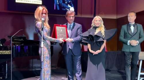 Επίτιμη καλεσμένη σε λαμπερό gala η Μαριάννα Λάτση: Το γοργονέ φόρεμά της με τις παγιέτες και η κόρη της Εριέττα Κούρκουλου Λάτση