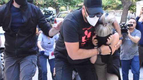 Επίθεση με βιτριόλι: Οι πρώτες εικόνες της 35χρονης  στον Εισαγγελέα