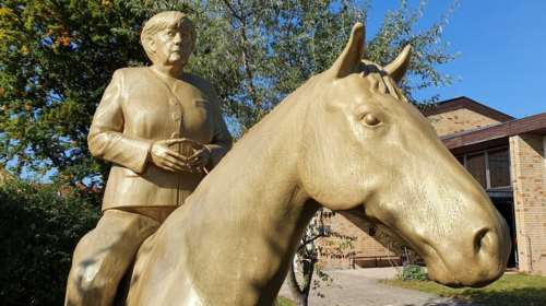 Χρυσό άγαλμα της &quot;μουτρωμένης Μέρκελ&quot; πάνω σε άλογο- Χειρότερο και από το άγαλμα της Κάλλας [εικόνες]