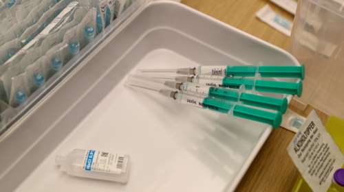 Συμφωνία ΕΕ με Pfizer: 1,8 δισ. δόσεις του εμβολίου μέχρι το 2023