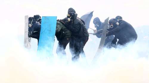 Γαλλία: Νέες βίαιες συγκρούσεις και τραυματισμοί - Η Λεπέν βασικός ωφελημένος της κρίσης για το συνταξιοδοτικό