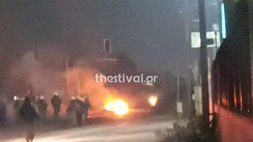 Θεσσαλονίκη: Ένταση τη νύχτα για τον θάνατο του 17χρονου Ρομά στη Βοιωτία - Οδοφρράγματα και καμμένα λάστιχα [βίντεο]