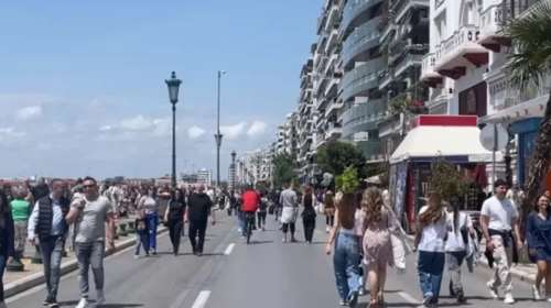 Θεσσαλονίκη: Η λεωφόρος Νίκης έγινε προσωρινά πεζόδρομος - Κατέκλυσαν την παραλία οι πολίτες [βίντεο]