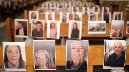 Συγκλονιστικές εικόνες: Μεγάλη Παρασκευή των καθολικών με φωτογραφίες πιστών σε άδειο ναό της Βαλένθια