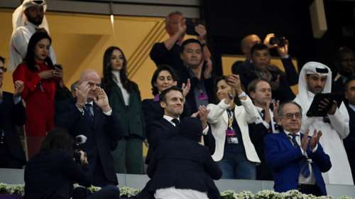 Mουντιάλ 2022: Έξαλλοι πανηγυρισμοί του Μακρόν για την πρόκριση της Γαλλίας - Πήγε και στα αποδυτήρια