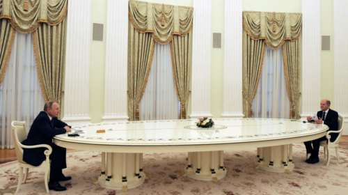 Ο Σολτς έπαθε... Μακρόν: Στο γνωστό λευκό τραπέζι των έξι μέτρων τον υποδέχθηκε ο Πούτιν