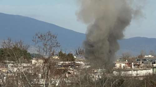 Φωτιά σε διαμέρισμα στη Νέα Σμύρνη Λάρισας - Αναφορές για εγκλωβισμό ατόμου [βίντεο]
