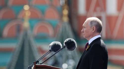 Bloomberg: Ο Πούτιν γιορτάζει την Ημέρα της Νίκης με φόντο την ήττα στην Ουκρανία - "Τα λόγια του δεν έχουν πλέον σημασία"