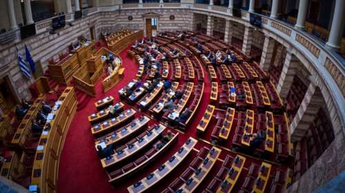 Οι πρώτες αντιδράσεις των κομμάτων στην τροπολογία για τις άδειες διαμονής σε εργαζόμενους μετανάστες