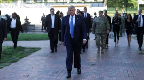 Απίστευτος Τραμπ: Πανηγυρίζει για τη μείωση της ανεργίας, υποστηρίζοντας ότι ο Τζορτζ Φλόιντ θα ενθουσιαζόταν!