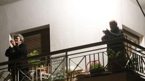 Κορονοϊός: Οι Αθηναίοι χειροκρότησαν από τα μπαλκόνια γιατρούς και νοσηλευτές [Βίντεο]
