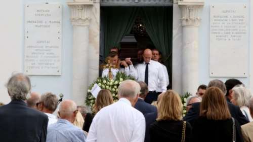 Κηδεία του συνθέτη Αλέξη Παπαδημητρίου: Έλλη Στάη και Μαριάννα Λάτση στο τελευταίο αντίο στο Α&#39; Νεκροταφείο